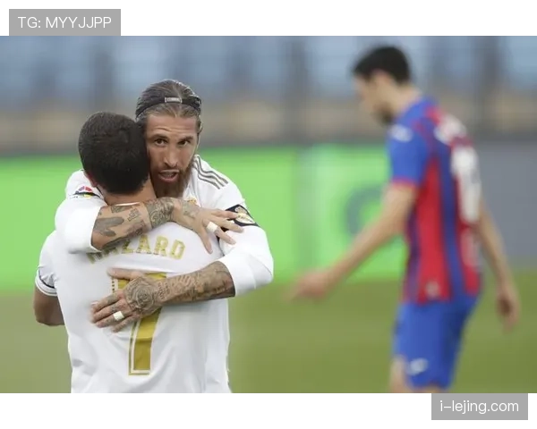 拉莫斯下了场居然穿了家居拖，谁还在想他是球场暴君啊？