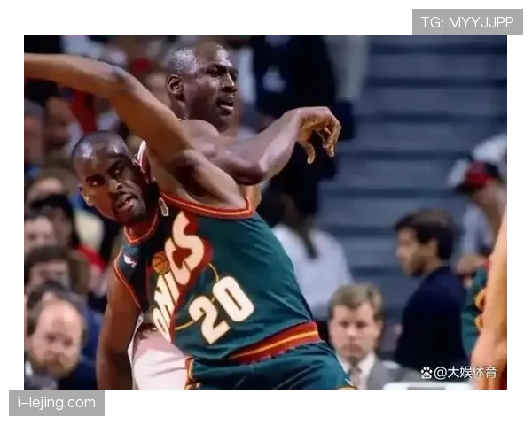 加里·佩顿防守压制对手持球人，抢断转化快攻主导比赛节奏